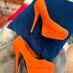 Hey Rockstars, 6 inch orange suede pumps!
